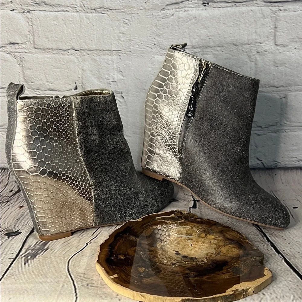 * Matt Bernson Metallic Silver Snake 🐍 Gray Ankle Booties